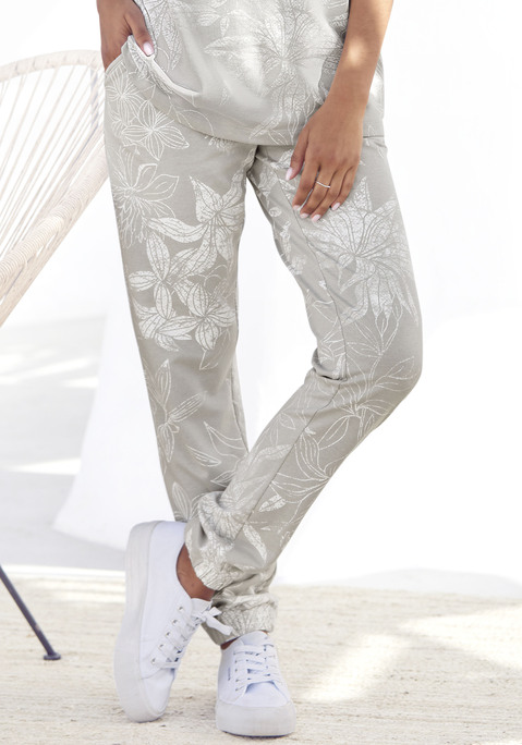 Bild: Loungehose von LASCANA: Bequeme Relaxhose mit floralem Alloverprint von Lascana. Elastischer Tunnelzugbund. Bündchen an den Beinenden. Seitliche Eingrifftaschen. Kleines Emblem. Edle, weiche Qualität aus 50% Baumwolle, 50% Polyester. Mit jedem Kauf eines Artikels aus Cotton Made In Africa unterstützt Du die Initiative.