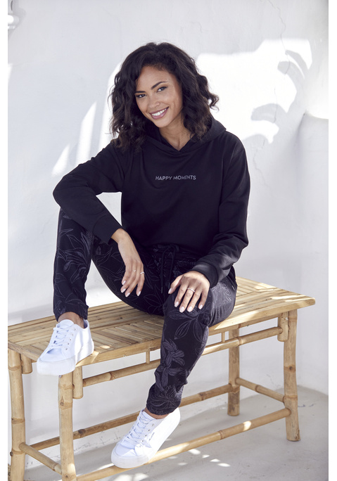 Bild: Loungehose von LASCANA: Bequeme Relaxhose mit floralem Alloverprint von Lascana. Elastischer Tunnelzugbund. Bündchen an den Beinenden. Seitliche Eingrifftaschen. Kleines Emblem. Edle, weiche Qualität aus 50% Baumwolle, 50% Polyester. Mit jedem Kauf eines Artikels aus Cotton Made In Africa unterstützt Du die Initiative.