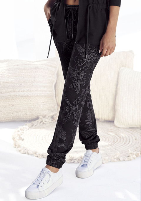 Bild: Loungehose von LASCANA: Bequeme Relaxhose mit floralem Alloverprint von Lascana. Elastischer Tunnelzugbund. Bündchen an den Beinenden. Seitliche Eingrifftaschen. Kleines Emblem. Edle, weiche Qualität aus 50% Baumwolle, 50% Polyester. Mit jedem Kauf eines Artikels aus Cotton Made In Africa unterstützt Du die Initiative.