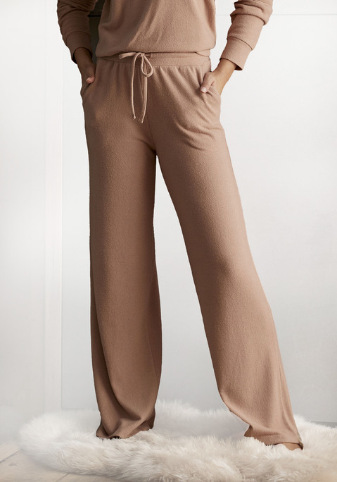 Bild: Loungehose von LASCANA: Strickhose von Lascana. Unifarbenes Design. Weites Bein. Elastischer Kordelzugbund mit erhöhtem Schnitt. Seitliche Engrifftaschen. Weiche Strickware.