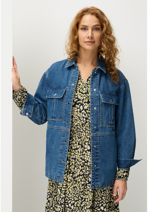 Bild: Jeansjacke von LASCANA: Trendige Oversize-Jeansjacke von Lascana in lässiger Kastenform mit seitlichen Schlitzen und Kontrastnähten. Aufgesetzte Taschen sowie Seitennahttaschen für praktischen Stauraum, einreihige Druckknopfleiste für einen klassischen Look. Perfekt für stylische Casual-Looks. Hochwertige Baumwolle.