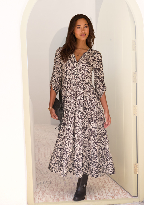 Bild: Maxikleid von LASCANA: Lascana-Maxikleid im hübschen Allverprint mit rundem Halsausschnitt und 3/4-Ärmel. Kurze Knopfleiste. Modisch ausgestellter Rock. Jedes Teil ein Unikat. Softe Webware aus Viskose.