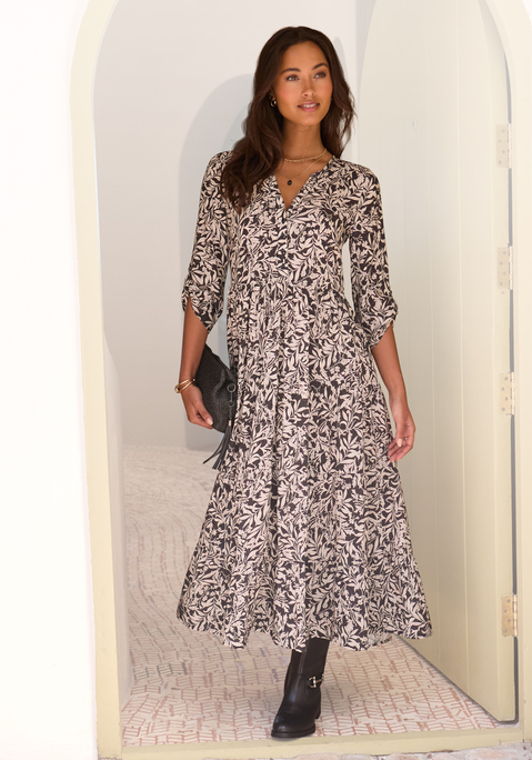 Bild: Maxikleid von LASCANA: Lascana-Maxikleid im hübschen Allverprint mit rundem Halsausschnitt und 3/4-Ärmel. Kurze Knopfleiste. Modisch ausgestellter Rock. Jedes Teil ein Unikat. Softe Webware aus Viskose.
