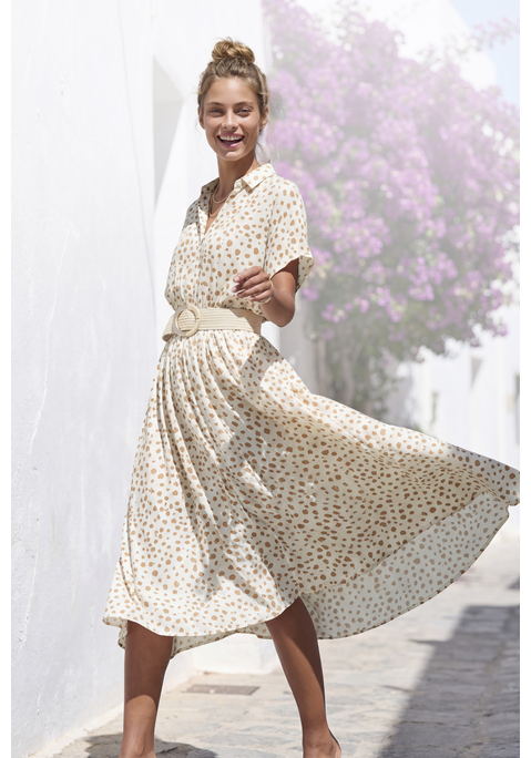 Bild: Midikleid von LASCANA: Midikleid von Lascana mit Allovermuster. Hemdblusenkragen und verdeckte Knopfleiste bis zur Taille. Nahtlos angesetzte, kurze Ärmel. Taille mit breitem Smokeinsatz. Modischer Zipfelsaum. Figurumspielende Passform. Weich fließende Viskose-Webware.