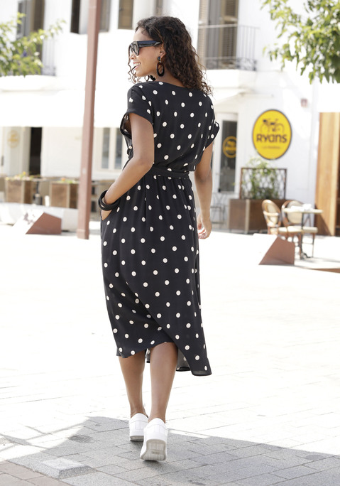 Bild: Midikleid von LASCANA: Kleid von Lascana im Tupfen-Design. Kurze Ärmel mit Umschlag. Passender Gürtel in der Taille. Rockpart mit Knopfleiste und seitlichen Eingrifftaschen. Gewebte Qualität aus Viskose.