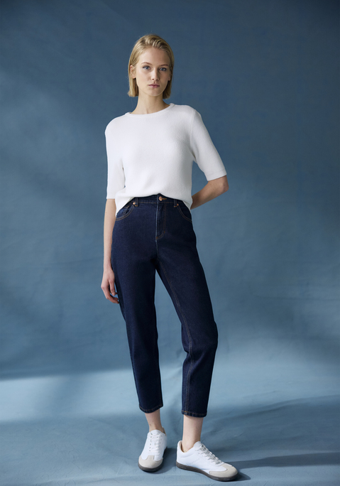 Bild: Mom-Jeans von LASCANA: Mom-Jeans von Lascana. High-waisted Hosenbund. Gerades, schmales Bein. Figurbetonte Hüfte. 5-Pocket-Form. Leicht elastische Denimware. Innenbeinlänge ca. 68cm.