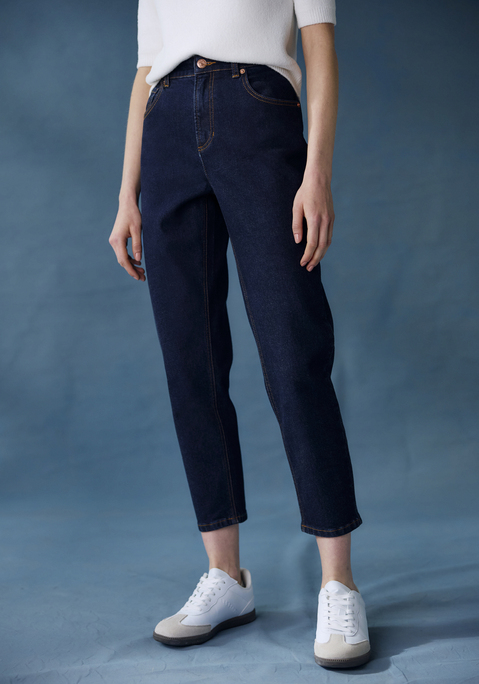 Bild: Mom-Jeans von LASCANA: Mom-Jeans von Lascana. High-waisted Hosenbund. Gerades, schmales Bein. Figurbetonte Hüfte. 5-Pocket-Form. Leicht elastische Denimware. Innenbeinlänge ca. 68cm.