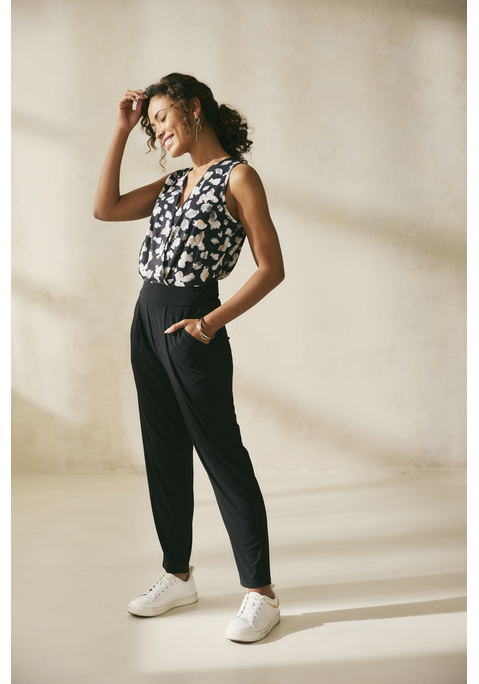 Bild: Overall von LASCANA: Overall von Lascana. Oberteil mit Alloverprint, Hose unifarben. Überlappender V-Ausschnitt. Gummibund auf Höhe der Taille. Für Alltag und festlichere Anlässe. Gekreppte Jerseyware.