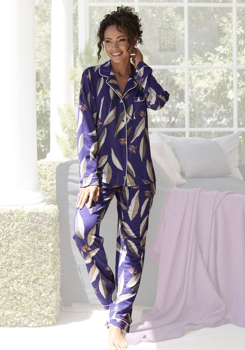 Bild: Pyjama von LASCANA: Klassischer Pyjama mit Reverskragen, aufgesetzter Brusttasche, Kontrastpiping und durchgehender Knopfleiste. Lange Hose mit Gummizug und Kontrastpiping an den Beinabschlüssen. Angenehme Baumwoll-Modalqualität.