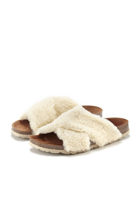 Bild: Pantolette von LASCANA: Kuschel-Pantolette mit Plüscheinsatz von LASCANA. Obermaterial aus Polyester. Futter aus einem Materialmix aus Lederimitat und Nylon. Decksohle aus Rindsleder. Laufsohle aus Synthetik.