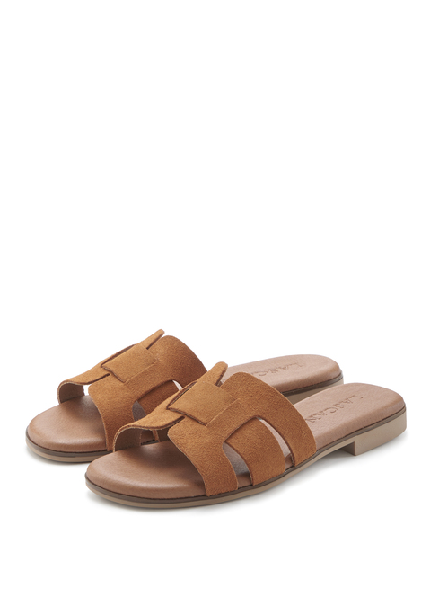 Bild: Pantolette von LASCANA: Pantolette von Lascana aus hochwertigem Rindsleder. Dekrorativ gestaltete Riemen. Mit weicher und bequemer Innensohle. Perfekt kombiniert zu sommerlichen Kleidern & Röcken, aber auch zu einer lässigen Jeans. Futter und Decksohle aus Textil. Laufsohle aus Synthetik.