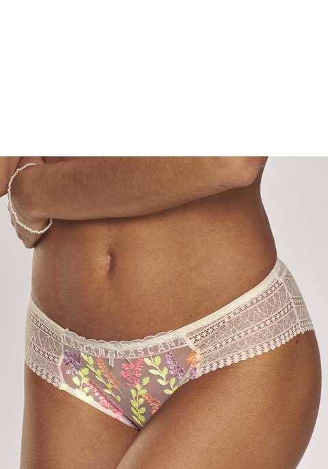 Bild: Panty von LASCANA: Verspielte Panty mit feiner Zierschleife und edlem Perlenaccessoire vorne mittig. Aus zartem Mesh mit blumiger Stickereispitze und edler Spitze. Mit eingearbeitetem Baumwollzwickel. Passende BHs aus der gleichen Serie erhältlich. Mit Liebe & Leidenschaft in Hamburg kreiert. Transparente Unterwäsche Damen. Reizwäsche. Verführerische Dessous. Spitzen-Dessous. Romantische Dessous. Verspielte Dessous. Aus 78% Polyamid, 14% Polyester, 8% Elasthan.
