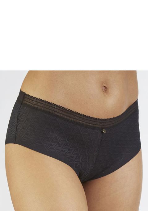 Bild: Panty von LASCANA: Modische Panty in abdeckender Schnittform. Aus Spitze in moderner Optik mit extra flachen Kanten. Mit kleinem Metallaccessoire vorne mittig. Mit eingearbeitetem Baumwollzwickel. Mit Liebe & Leidenschaft in Hamburg kreiert. Aus 81% Polyamid, 19% Elasthan.