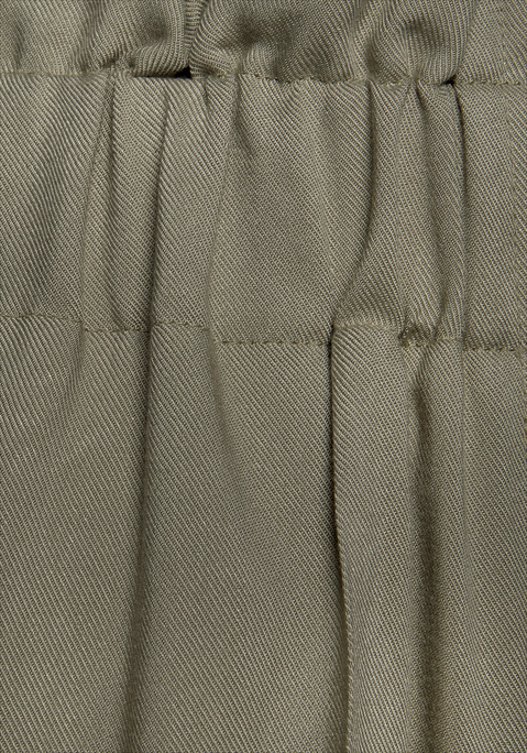 Bild: Paperbag-Hose von LASCANA: Paperbaghose von Lascana. Charakteristischer hoher Elastikbund mit Faltendetails. Markante Knopfleiste vorn. Biesen vorn und hinten. Seitliche Eingrifftaschen. Knöchellanger Schnitt mit gekrempelten Beinabschlüssen. Schmal zulaufendes Bein. Vielseitig kombinierbar. Weiche Twillqualität.
