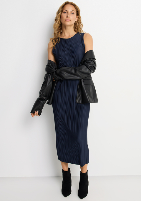 Bild: Plisseekleid von LASCANA: Modisches Midikleid von Lascana mit breiten Trägern. Gerade zulaufende Passform. Vielseitig zu stylen und perfekt für warme Tage. Weiche Jerseyware im Plissee-Look.