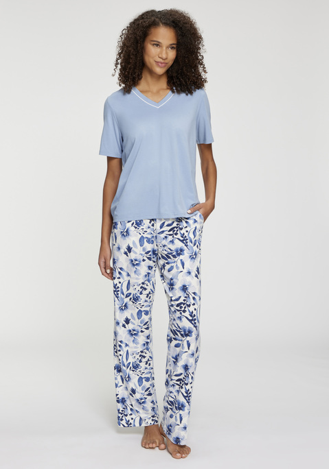 Bild: Pyjama von LASCANA: Pyjama von Lascana. Halbarmshirt in lockerer Weite mit V-Ausschnitt mit Satinpaspel in Kontrastfarbe. Lange gerade Hose mit elastischem Bund. Single Jersey Qualität aus Baumwollmischung: