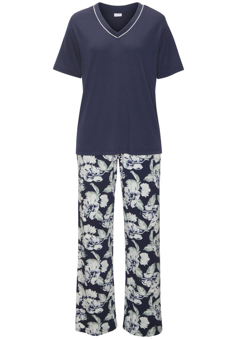 Bild: Pyjama von LASCANA: Bequemer Pyjama von Lascana mit attraktivem Blumenmuster. T-Shirt mit 3/4-langen Ärmeln und V-Ausschnitt. Weite Hose mit flexiblem Gummizugbund und praktischen Eingrifftaschen. Bequem für die Nacht. Hergestellt aus Baumwoll-Viskose-Qualität, für ein angenehmes Tragegefühl.