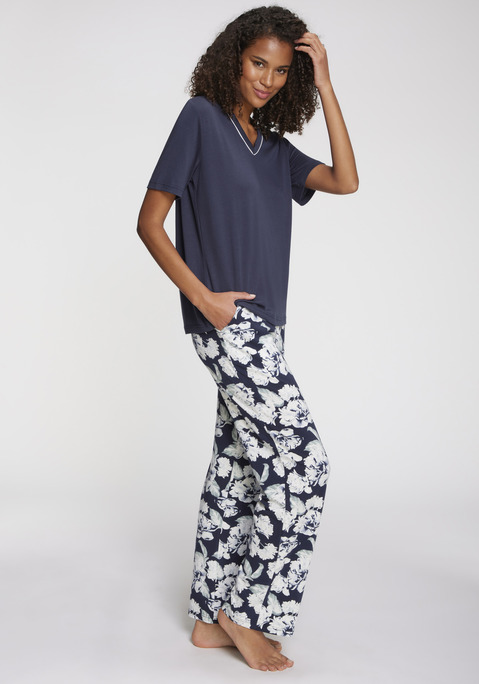 Bild: Pyjama von LASCANA: Bequemer Pyjama von Lascana mit attraktivem Blumenmuster. T-Shirt mit 3/4-langen Ärmeln und V-Ausschnitt. Weite Hose mit flexiblem Gummizugbund und praktischen Eingrifftaschen. Bequem für die Nacht. Hergestellt aus Baumwoll-Viskose-Qualität, für ein angenehmes Tragegefühl.