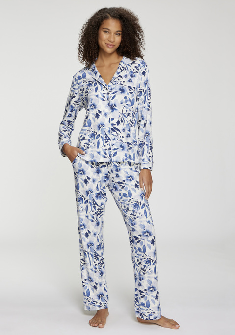 Bild: Pyjama von LASCANA: Pyjama von Lascana. Langarmshirt mit Reverskragen und durchgehender Knopfleiste mit Kontrastpaspel. Lange Hose mit elastischem Bund und Eingriffstaschen. Single Jersey Qualität aus Baumwollmischung.