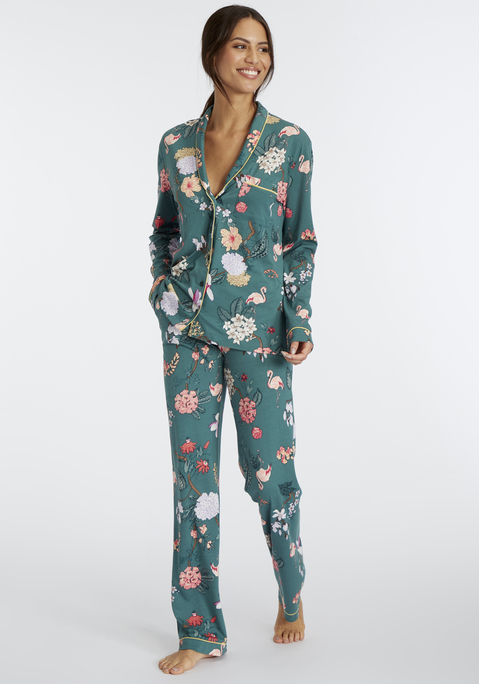 Bild: Pyjama von LASCANA: Klassischer Pyjama mit allover Print, Reverskragen, aufgesetzter Brusttasche und durchgehender Knopfleiste. Lange Hose mit allover Print, seitlichen Eingriffstaschen und Tunnelzugbund. Angenehme Qualität aus 50% Baumwolle, 50% Viskose.