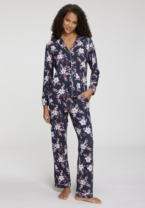 Bild: Pyjama von LASCANA: Allover gemusterter Pyjama von Lascana. Schlafshirt mit langen Ärmeln und Reverskragen. Durchgehende Knopfleiste. Hose mit elastischem Bund und praktischen Eingrifftaschen. Satinkanten und Satinbindeband an der Knopfleiste und am Saum von Oberteil und Hose. Weicher Single-Jersey aus einer Baumwoll-Viskose-Mischung.