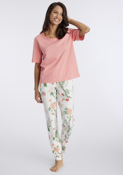 Bild: Pyjama von LASCANA: Pyjama mit schlichtem T-Shirt mit Rundhalsausschnitt. Allover Print Hose mit seitlichen Eingriffstaschen und Gummibund. Angenehme Qualität aus 50% Baumwolle, 50% Viskose.