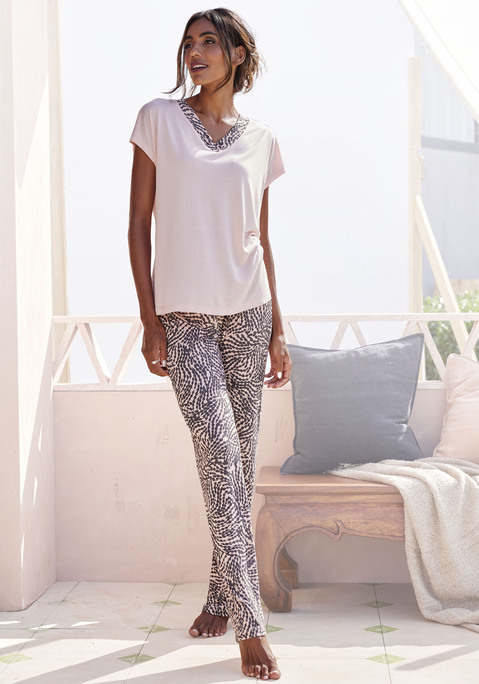 Bild: Pyjama von LASCANA: Mit gemusterten Details: Pyjama von Lascana. T-Shirt mit Kontrastblende am V-Ausschnitt und angeschnittenen Ärmeln. Pyjamahose mit Alloverprint und weitem Bein. Weich fließender Viskose-Single-Jersey.