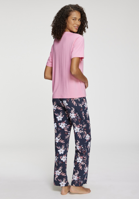 Bild: Pyjama von LASCANA: Hübscher Pyjama von Lascana. T-Shirt mit kontrastfarbener Paspel am V-Ausschnitt. Hose im Blüten-Alloverprint mit elastischem Bund und lockerer Passform für viel Komfort. Weicher Single-Jersey aus einer Baumwoll-Viskose-Mischung.