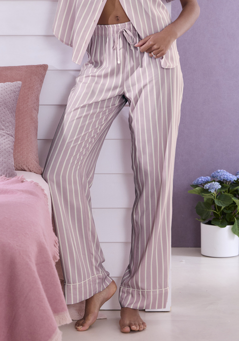 Bild: Pyjamahose von LASCANA: Lange Pyjamahose von Lascana mit weitem Bein. Elastischer Bund mit Bindeband. Stilvolle leichte Webware aus Viskose.