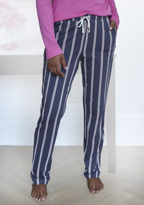 Bild: Pyjamahose von LASCANA: Pyjamahose von Lascana mit Alloverprint. Elastischer Tunnelzugbund mit Bindeband. Seitliche Eingrifftaschen. Schmale Passform. Trageangenehmer Baumwoll-Viskose-Jersey.