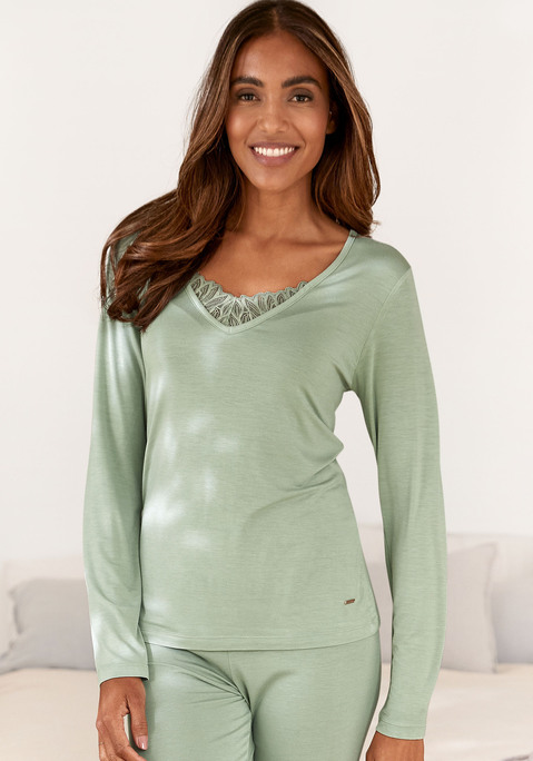 Bild: Pyjamaoberteil von LASCANA: Langarmshirt von Lascana. Unifarbenes Design. Leicht abgerundeter V-Ausschnitt mit Spitzendetails. Weiche, fließende Single-Jerseyqualität.