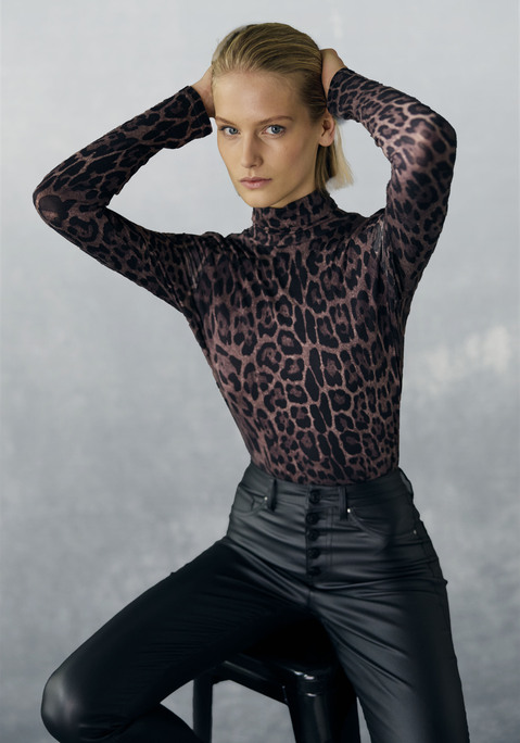 Bild: Rollkragenshirt von LASCANA: Rollkragenshirt von Lascana. Mit Animal-Alloverprint. Lange Ärmel. Körpernahe Passform mit geradem Saum. Weicher Stretchjersey aus Viskose.