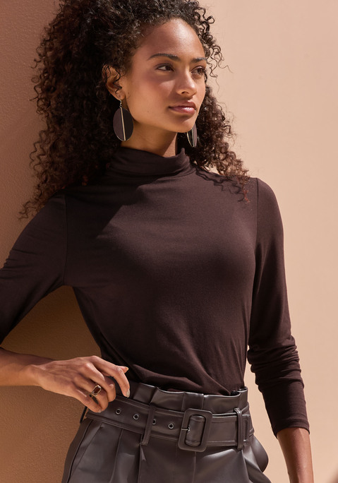 Bild: Rollkragenshirt von LASCANA: <h3>Das modische Rollkragenshirt von <strong>LASCANA</strong></h3>
<p>
Entdecke das stilvolle Rollkragenshirt von <strong>LASCANA</strong>, das mit seinem kleinen Rollkragen jedem Outfit eine elegante Note verleiht. Die langen Ärmel und der gerade Saumabschluss sorgen für eine makellose Ästhetik, während die figurbetonte Passform deine Silhouette perfekt zur Geltung bringt. Dieses unifarbene Basic ist ein wahres Must-have und vielseitig kombinierbar.
</p>

<h4>Details und Mehrwerte des Rollkragenshirts</h4>
<p>
Das Shirt überzeugt durch seine weiche und elastische Jersey-Qualität, die für ein angenehmes Tragegefühl sorgt. Der körpernahe Schnitt passt sich sanft deiner Form an und bietet gleichzeitig Bewegungsfreiheit. Zudem ist es pflegeleicht und kann bequem in der Maschine gewaschen werden. Mit seiner robusten Beschaffenheit bleibt es auch nach mehreren Wäschen in Form.
</p>

<h4>Outfit-Tipps für jeden Anlass</h4>
<p>
Kombiniere das Rollkragenshirt idealerweise mit einer schicken Jeans oder einer stylischen Stoffhose für einen perfekten Look im Büro oder beim Treffen mit Freunden. Für einen entspannten Freizeit-Look sind Sneakers oder Stiefeletten die ideale Wahl. Egal ob beim Stadtbummel oder beim gemütlichen Abendessen, dieses Shirt passt immer.
</p>

<p>Gönn dir den Komfort und die Eleganz, die du verdienst – mit dem Rollkragenshirt von <strong>LASCANA</strong>!</p>