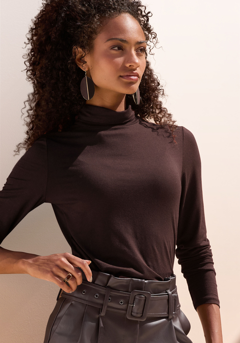 Bild: Rollkragenshirt von LASCANA: <h3>Das modische Rollkragenshirt von <strong>LASCANA</strong></h3>
<p>
Entdecke das stilvolle Rollkragenshirt von <strong>LASCANA</strong>, das mit seinem kleinen Rollkragen jedem Outfit eine elegante Note verleiht. Die langen Ärmel und der gerade Saumabschluss sorgen für eine makellose Ästhetik, während die figurbetonte Passform deine Silhouette perfekt zur Geltung bringt. Dieses unifarbene Basic ist ein wahres Must-have und vielseitig kombinierbar.
</p>

<h4>Details und Mehrwerte des Rollkragenshirts</h4>
<p>
Das Shirt überzeugt durch seine weiche und elastische Jersey-Qualität, die für ein angenehmes Tragegefühl sorgt. Der körpernahe Schnitt passt sich sanft deiner Form an und bietet gleichzeitig Bewegungsfreiheit. Zudem ist es pflegeleicht und kann bequem in der Maschine gewaschen werden. Mit seiner robusten Beschaffenheit bleibt es auch nach mehreren Wäschen in Form.
</p>

<h4>Outfit-Tipps für jeden Anlass</h4>
<p>
Kombiniere das Rollkragenshirt idealerweise mit einer schicken Jeans oder einer stylischen Stoffhose für einen perfekten Look im Büro oder beim Treffen mit Freunden. Für einen entspannten Freizeit-Look sind Sneakers oder Stiefeletten die ideale Wahl. Egal ob beim Stadtbummel oder beim gemütlichen Abendessen, dieses Shirt passt immer.
</p>

<p>Gönn dir den Komfort und die Eleganz, die du verdienst – mit dem Rollkragenshirt von <strong>LASCANA</strong>!</p>