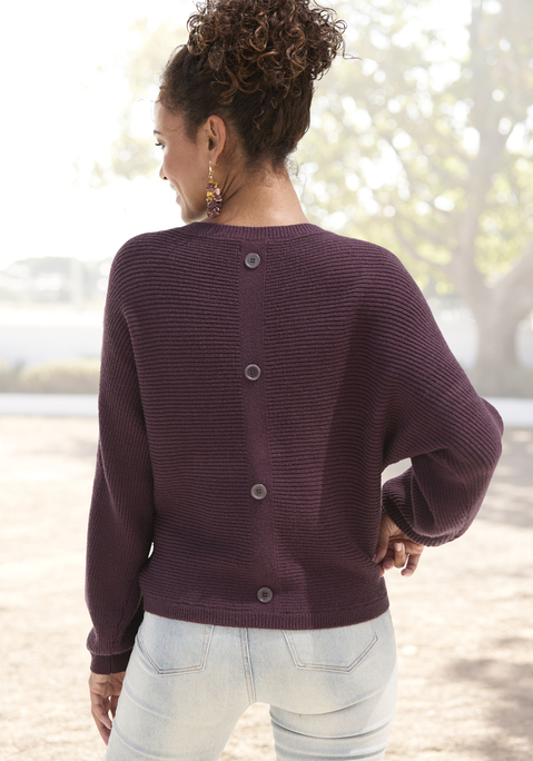 Bild: Rundhalspullover von LASCANA: Bequemer Pullover von Lascana mit langen Fledermausärmeln. Zierknöpfe an der Rückseite. Gerader Saum. Figurumspielende Passform. Pflegeleichter Materialmix mit Viskose-Anteil und weichem Griff.