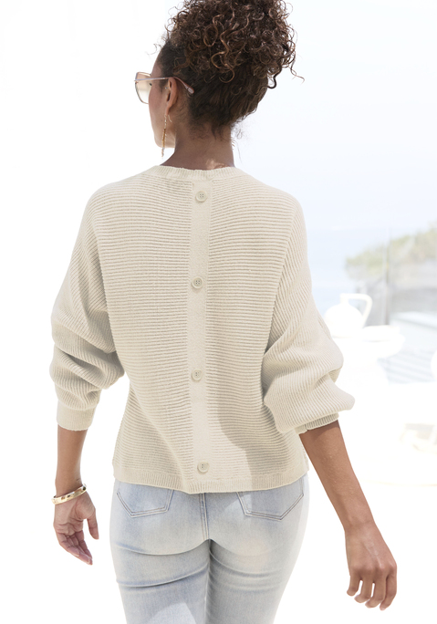 Bild: Rundhalspullover von LASCANA: Bequemer Pullover von Lascana mit langen Fledermausärmeln. Zierknöpfe an der Rückseite. Gerader Saum. Figurumspielende Passform. Pflegeleichter Materialmix mit Viskose-Anteil und weichem Griff.