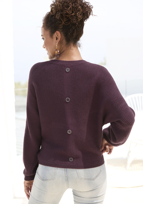 Bild: Rundhalspullover von LASCANA: Bequemer Pullover von Lascana mit langen Fledermausärmeln. Zierknöpfe an der Rückseite. Gerader Saum. Figurumspielende Passform. Pflegeleichter Materialmix mit Viskose-Anteil und weichem Griff.