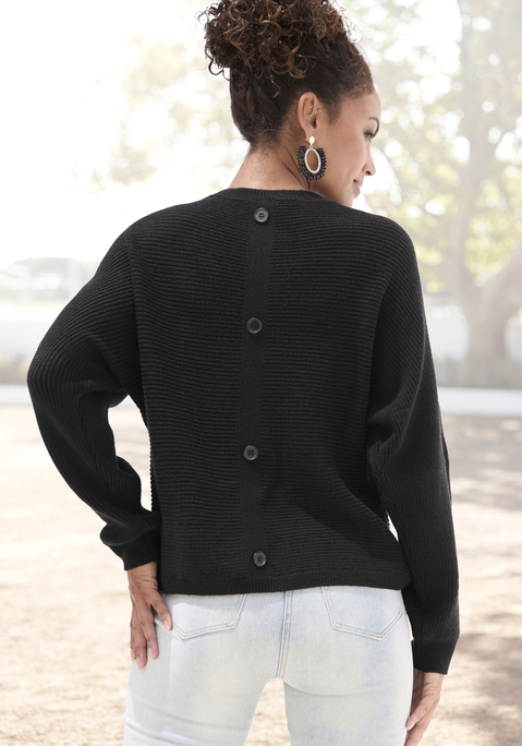 Bild: Rundhalspullover von LASCANA: Bequemer Pullover von Lascana mit langen Fledermausärmeln. Zierknöpfe an der Rückseite. Gerader Saum. Figurumspielende Passform. Pflegeleichter Materialmix mit Viskose-Anteil und weichem Griff.