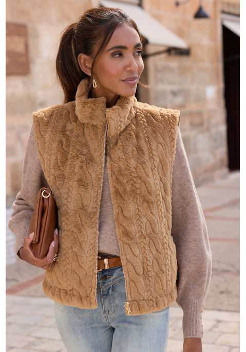 Bild: Rundhalspullover von LASCANA: Unifarbener Strickpullover von Lascana mit Zierknöpfen an den langen Ärmelbündchen. Klassischer Rundhalsausschnitt. Gerader Saumabschluss. Locker geschnitten. Weiche Strickqualität.