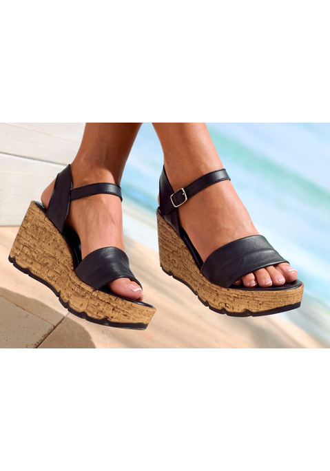 Bild: Sandalette von LASCANA: Keilabsatz-Sandalette von Lascana. Breiter Steg über den Zehen, schmaler, verstellbarer Riemen am Knöchel. Obermaterial aus Schafsleder. Futter aus Synthetik. Decksohle aus Lederimitat. Laufsohle aus Synthetik.