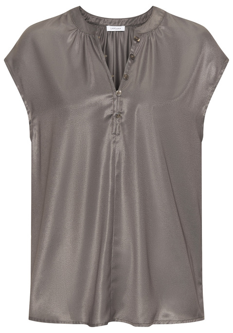 Bild: Satinbluse von LASCANA: Blusenshirt von Lascana. Runder Halsausschnitt mit Blende und halber Knopfleiste. Kurze, angeschnittene Ärmel. Gerader Saumabschluss vorn, hinten leicht gerundet. Leicht glänzende Satinqualität.