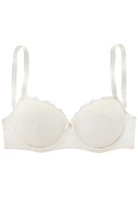 Bild: Schalen-BH von LASCANA: Femininer Schalen-BH mit Bügel & feiner Zierschleife und Accessoire in der vorderen Mitte. Mit leicht wattierten Cups auf Formbügel gearbeitet. Cups mit floraler Spitze überzogen, Rücken aus weichem Microtouch-Material. Individuell verstellbare Träger sowie Rückenverschluss. Mit Liebe & Leidenschaft in Hamburg kreiert. Aus 55% Polyamid, 38% Polyester, 7% Elasthan.