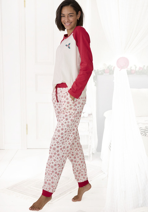 Bild: Schlafanzug von LASCANA: Pyjama mit winterlichem Muster. Langarmshirt mit kontrastfarbenen Raglanärmeln und kleinem Print auf der Brust. Lange, bedruckte Hose mit kontrastfarbenem, elastischen Tunnelzugbund und Eingrifftaschen. Kontrastfarbene Elastikbündchen an den Beinsäumen. Bequeme Single Jersey-Qualität aus 100% Baumwolle.