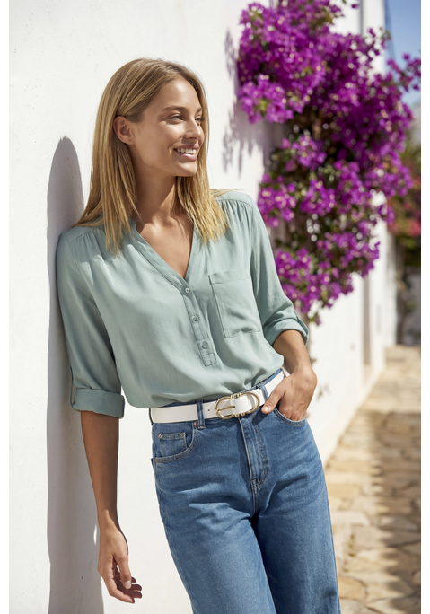 Bild: Schlupfbluse von LASCANA: Bluse von LASCANA mit Blende am V-Ausschnitt und an der kurzen Knopfleiste. Aufgesetzte  Brusttasche. Lange Ärmel zum Krempeln, mit Knopf  und Riegel fixierbar. Länge ca. 68 cm. Nachhaltige  Webware aus 100% Viskose.