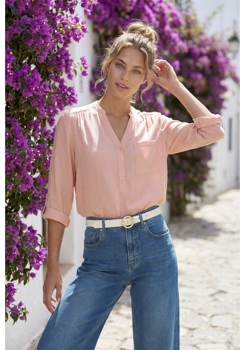 Bild: Schlupfbluse von LASCANA: Bluse von LASCANA mit Blende am V-Ausschnitt und an der kurzen Knopfleiste. Aufgesetzte  Brusttasche. Lange Ärmel zum Krempeln, mit Knopf  und Riegel fixierbar. Länge ca. 68 cm. Nachhaltige  Webware aus 100% Viskose.