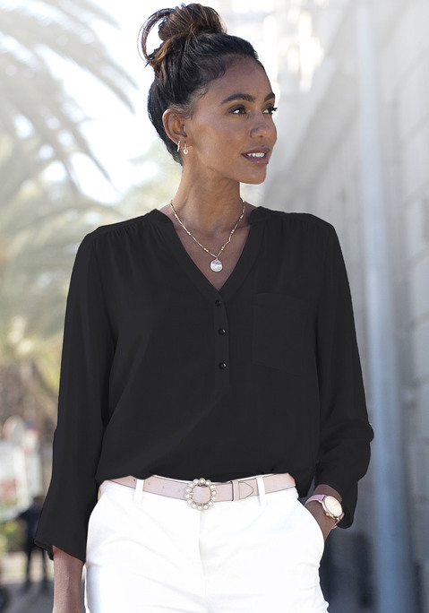 Bild: Schlupfbluse von LASCANA: Bluse von LASCANA mit Blende am V-Ausschnitt und an der kurzen Knopfleiste. Aufgesetzte  Brusttasche. Lange Ärmel zum Krempeln, mit Knopf  und Riegel fixierbar. Länge ca. 68 cm. Nachhaltige  Webware aus 100% Viskose.