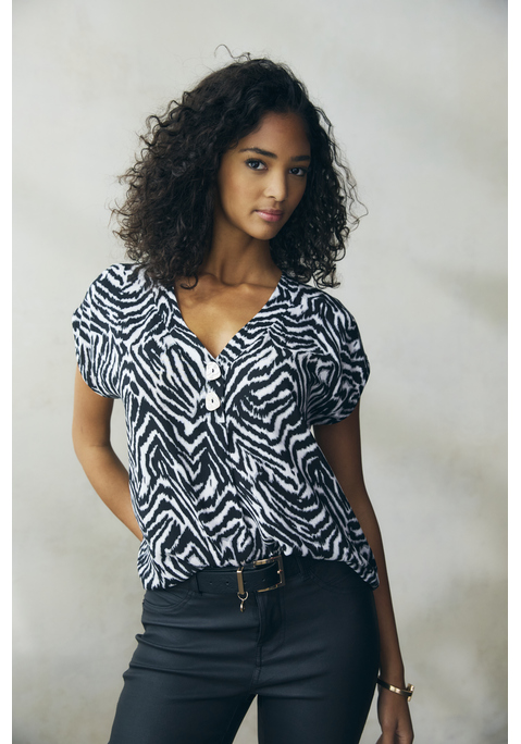 Bild: Schlupfbluse von LASCANA: Bluse von LASCANA mit Zebraprint. V-Ausschnitt mit 2 Knöpfen. Abgerundeter Saumabschluss. Länge ca. 62 cm. Nachhaltige Qualität aus 100% Viskose.