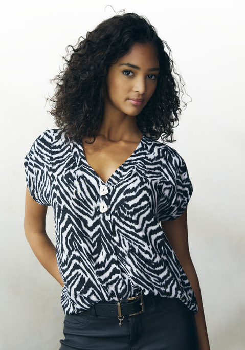 Bild: Schlupfbluse von LASCANA: Bluse von LASCANA mit Zebraprint. V-Ausschnitt mit 2 Knöpfen. Abgerundeter Saumabschluss. Länge ca. 62 cm. Nachhaltige Qualität aus 100% Viskose.