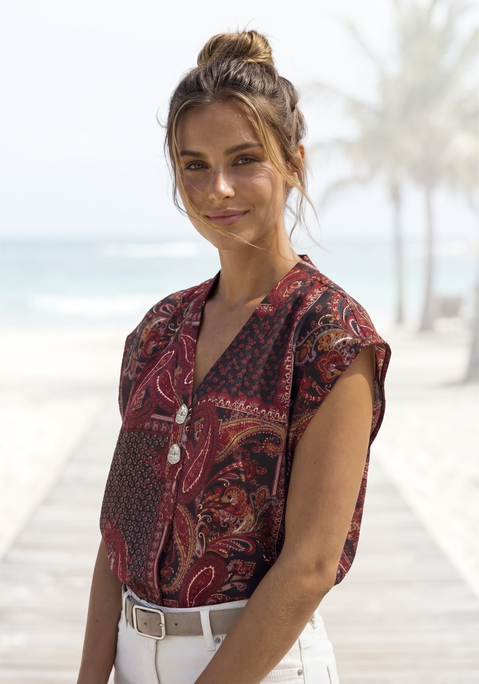 Bild: Schlupfbluse von LASCANA: Bluse von Lascana. Spannendes Paisleymuster und modisch große Knöpfe. Nahtlos angesetzte, kurze Kimonoärmel. V-Ausschnitt. Abgerundeter Saum. Gerader Schnitt. Jedes Teil ein Unikat. Glatte Viskosequalität.
