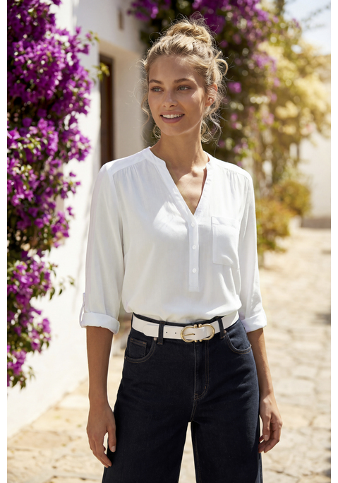 Bild: Schlupfbluse von LASCANA: Bluse von LASCANA mit Blende am V-Ausschnitt und an der kurzen Knopfleiste. Aufgesetzte  Brusttasche. Lange Ärmel zum Krempeln, mit Knopf  und Riegel fixierbar. Länge ca. 68 cm. Nachhaltige  Webware aus 100% Viskose.